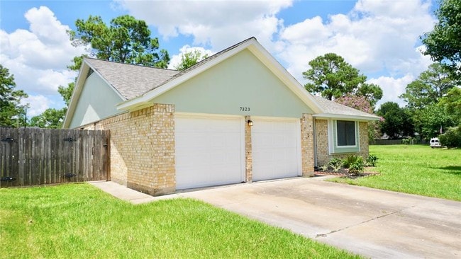 Building Photo - 7323 Woodoak Dr