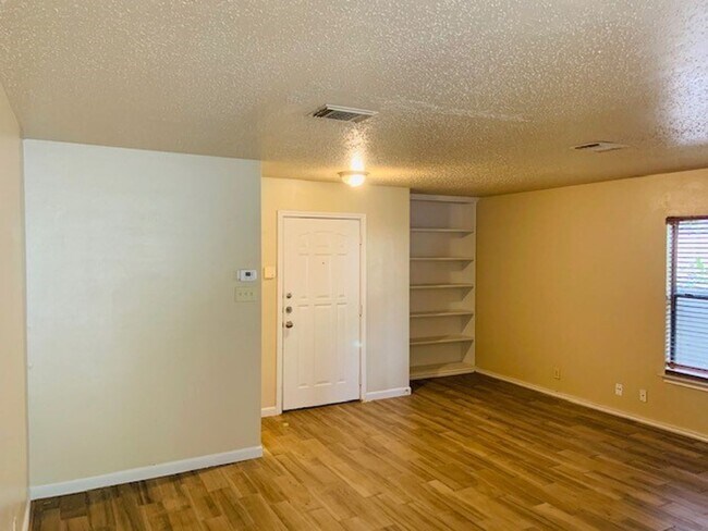 Building Photo - **MOVE IN SPECIAL** MINUTES FROM MED CENTE...