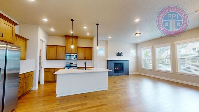 Building Photo - REED'S CROSSING!  Luxury Home, Stylish Amenities, Central Air-Conditioning, Close To Nike & Intel