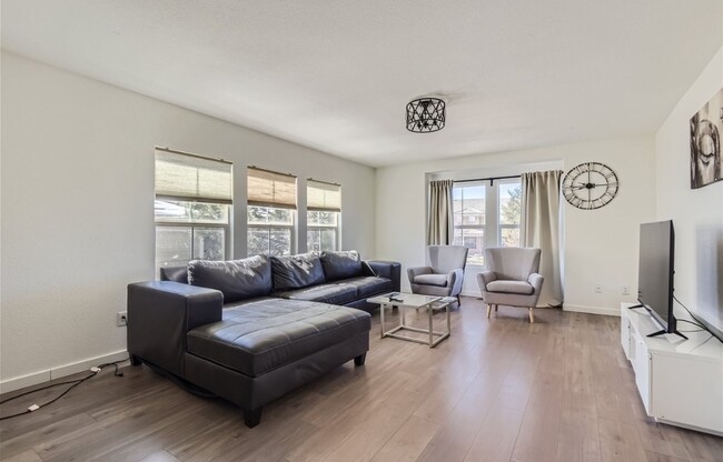 Foto del edificio - Huge room in a large shared home, private ...