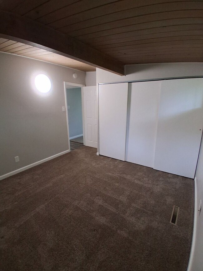 Building Photo - Spacious home near school in a quiet neigh...