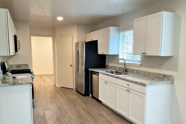 Building Photo - 2726 Kimball Pl