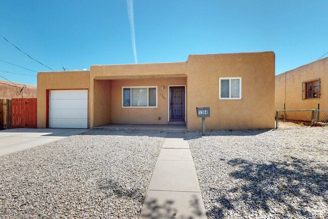 Foto del edificio - Townhome 855/sf 2 Bedroom 1 Bath with Garage