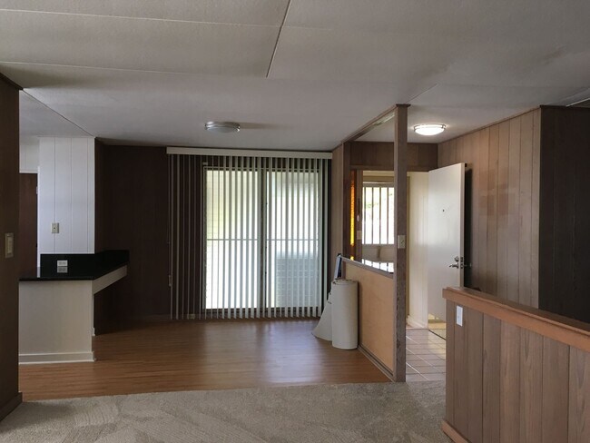 Building Photo - Aiea Heights - Upstairs unit of duplex - 3...