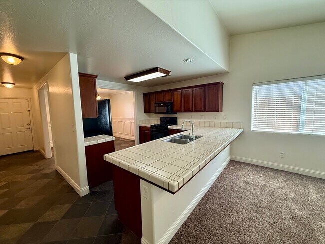 Building Photo - Beautiful 3 Bed / 2 Bath Home with Spacious Layout & Great Natural Light