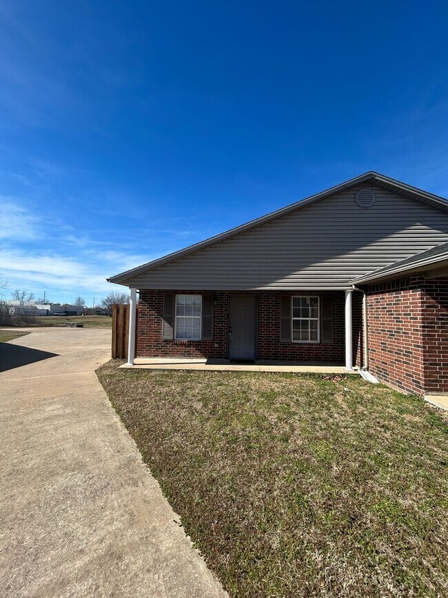 Building Photo - 3510 SW Landau Ct