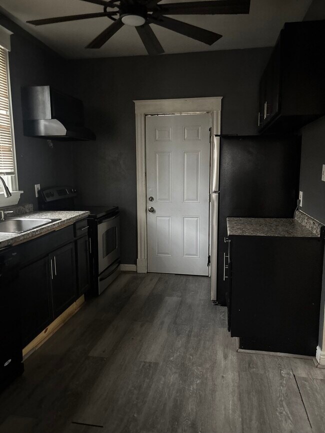 Foto del edificio - 2 bed 1 bath single family