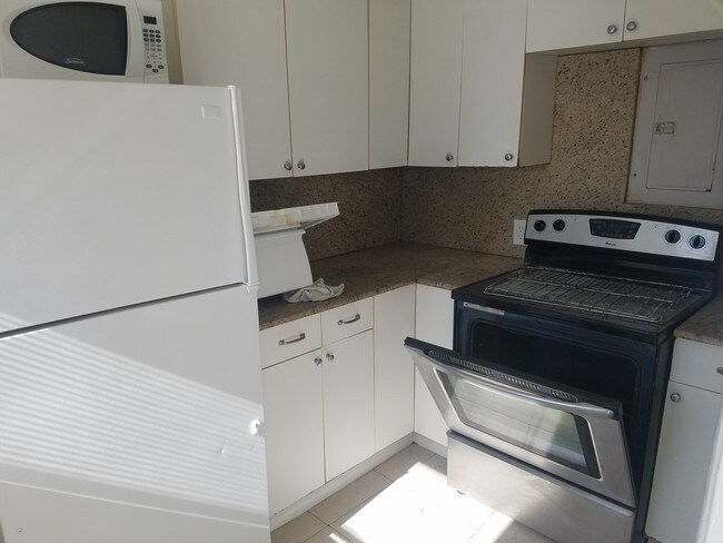 Building Photo - 1923 Oakley Ave