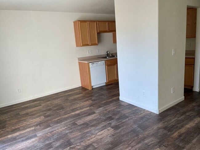 Building Photo - Town House