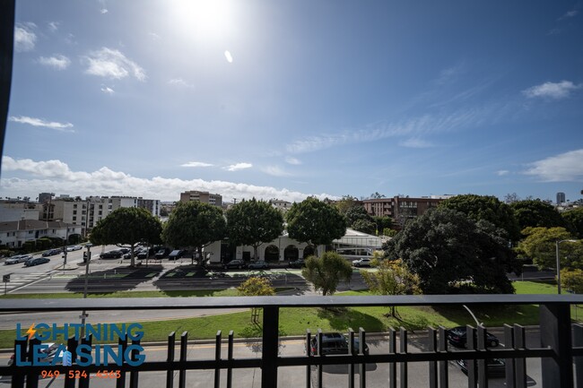 Foto del edificio - 8811 Burton Way