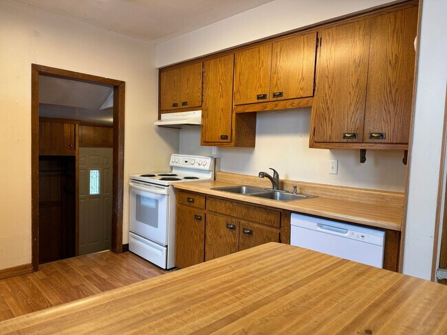 Foto del edificio - 5 Bedroom 3 bath - North Fargo