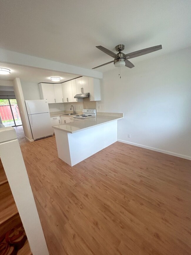 Building Photo - Completely Renovated Split-Level Nob Hill ...