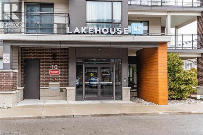 Building Photo - 10 Esplanade Ln