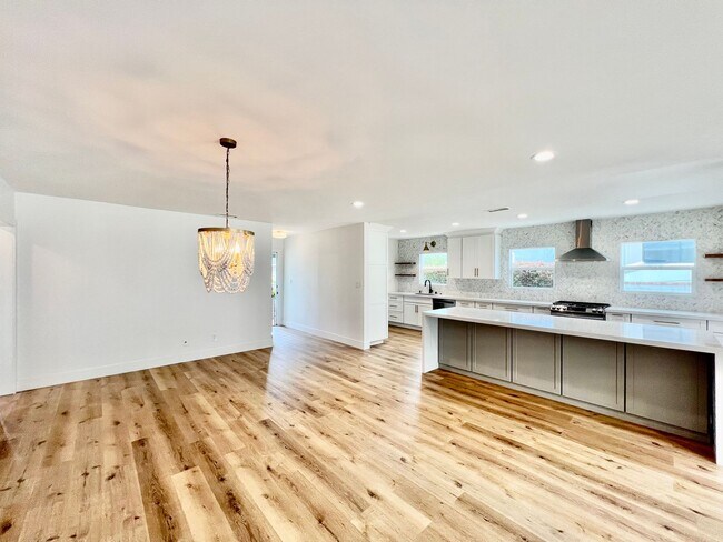 Foto del edificio - Gorgeous 3B/2BA house w/ large backyard & ...