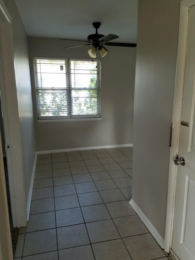 Foto del edificio - 2113 Henderson Dr