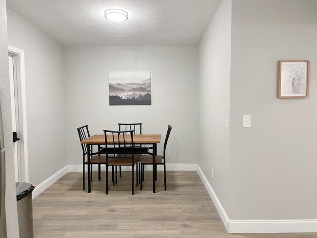 Foto del edificio - 321 E 4th St