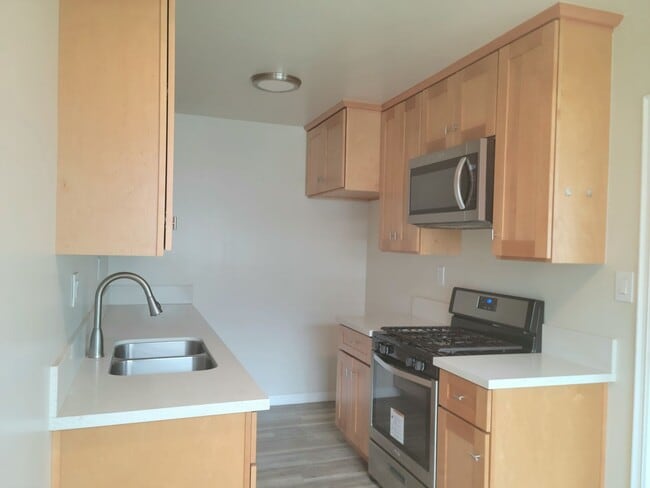Building Photo - 619 S Grevillea Ave