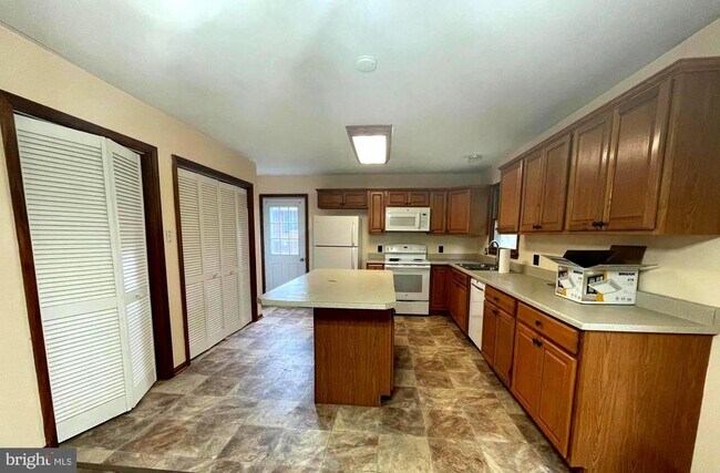 Building Photo - 117 Clearview Dr