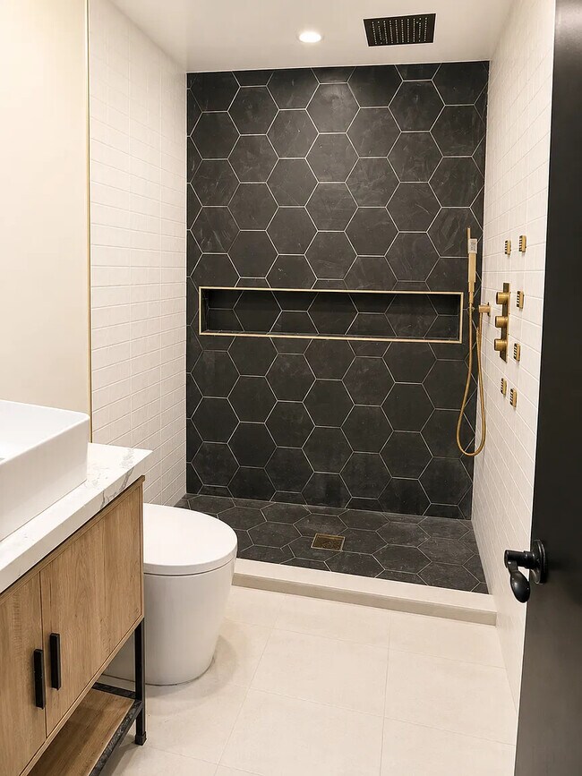 Baño remodelado 1 - 321 N Palm Dr