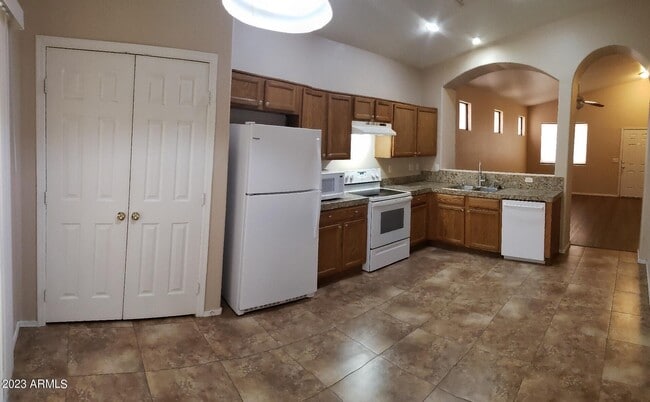Building Photo - 2550 W Lynne Ln