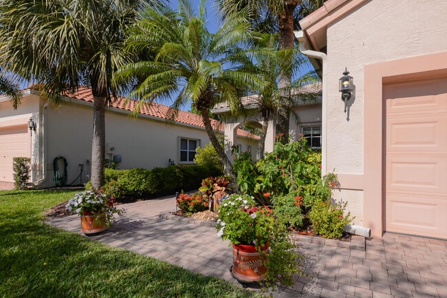 Building Photo - 329 NW Treeline Trce