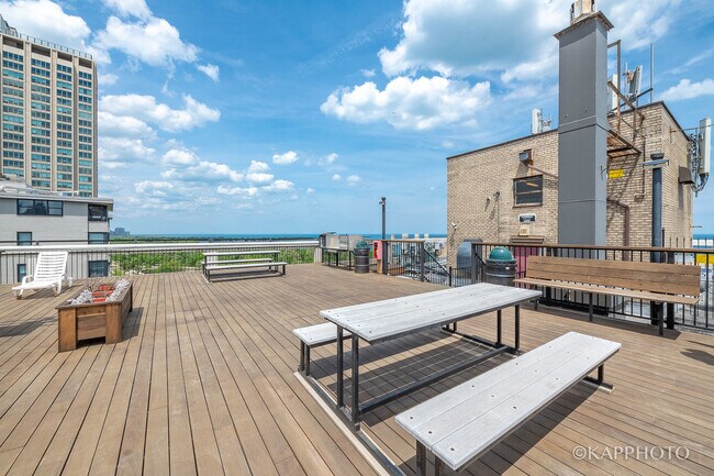 Foto del edificio - 3420 N Lake Shore Dr