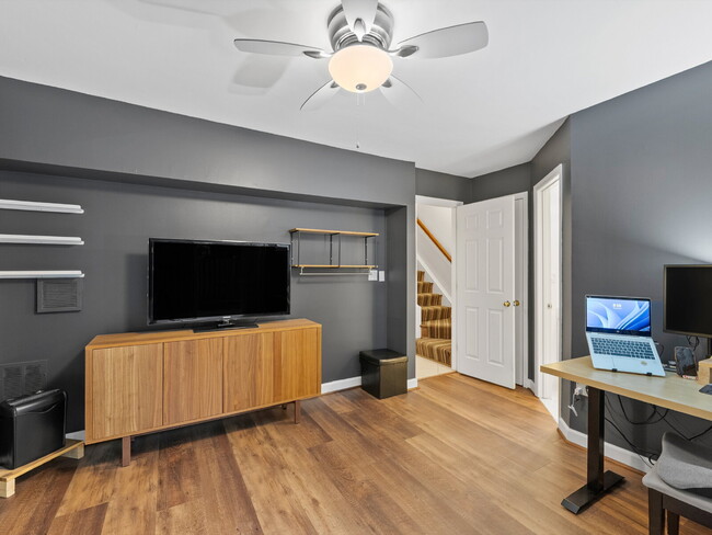 Building Photo - "Spacious 3-Bedroom Townhouse Retreat with...