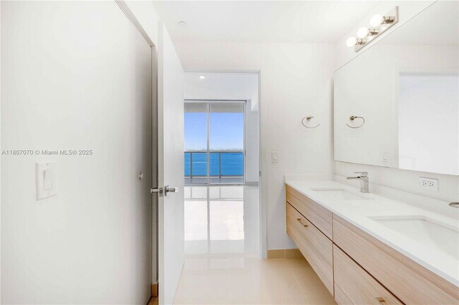 Foto del edificio - 600 NE 27th St