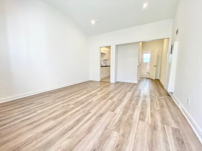 Foto del edificio - 836 N Alta Vista Blvd. Los Angeles, CA 90046