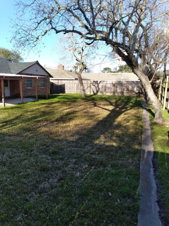 Building Photo - Large 3-2-2 move in Ready
