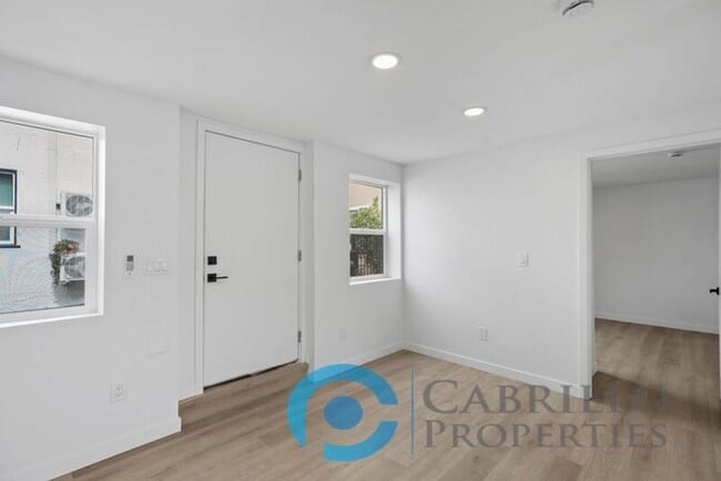 Building Photo - 4571 North Ave