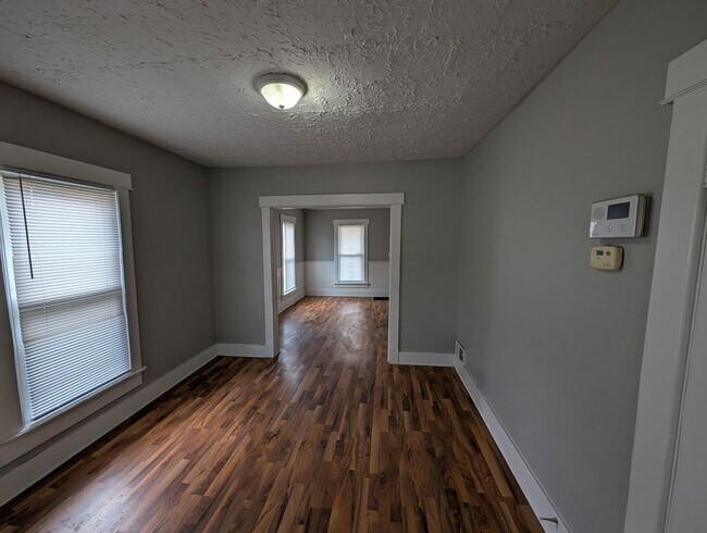 Foto del edificio - Spacious 3-Bedroom, 1.5-Bathroom Home with Garage – $1,950/Month
