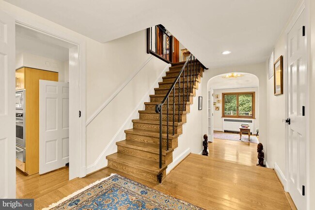 Foto del edificio - 3111 Chain Bridge Rd NW