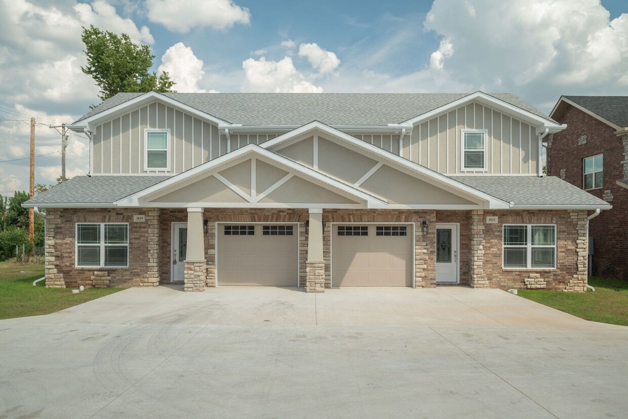 Primary Photo - Brand New 2-Bed/3-Bath Townhouse in Joplin...
