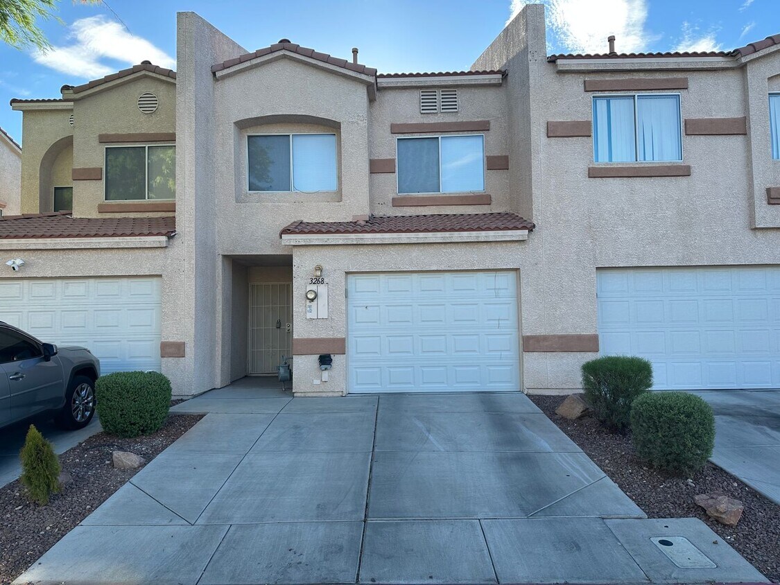Foto principal - 3 Bedroom Townhouse!! in Gated Community!!...