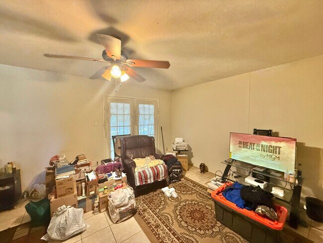 Building Photo - Coming soon! 4 bedrooms 1.5 bathrooms!