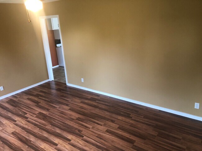 Building Photo - For Lease - 3 Bed, 1 Bath, 1150sqft Single...