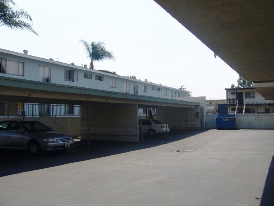 Estacionamiento - 14654 Rayen St