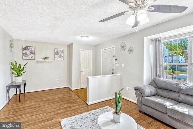 Building Photo - 1002 Kings Crest Dr