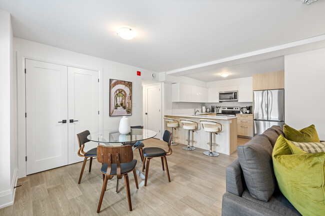 Photo du bâtiment - Modern 2 Bedroom Living at Bathurst & Egli...