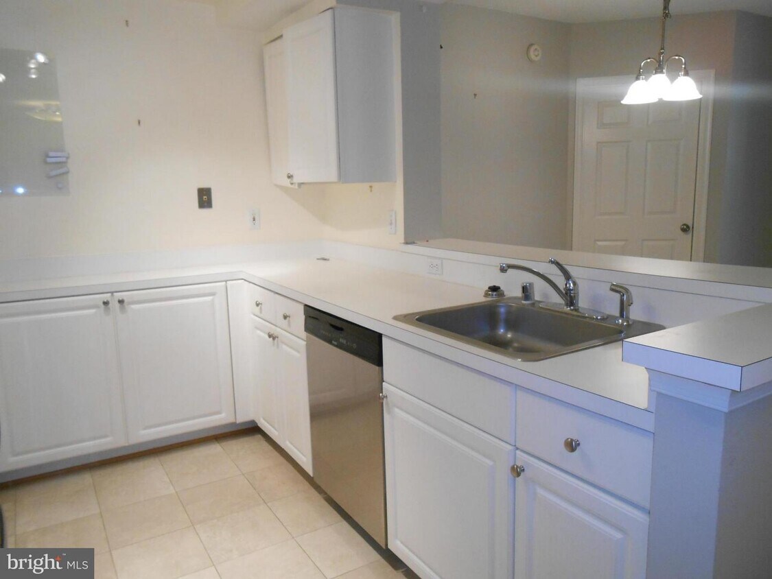 1045 N Utah St Unit 108, Arlington, VA 22201 Room for Rent in