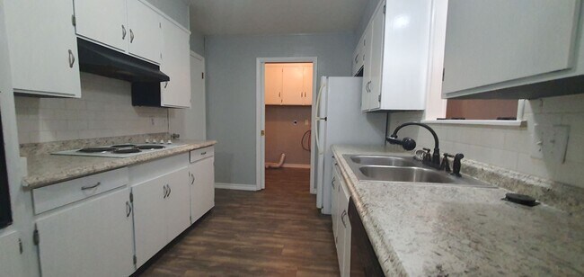 Foto del edificio - LOVELY 3 bedroom 2 bath home COMING SOON!