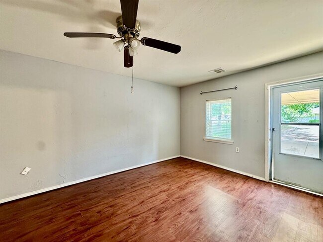 Foto del edificio - 225 E 5th St