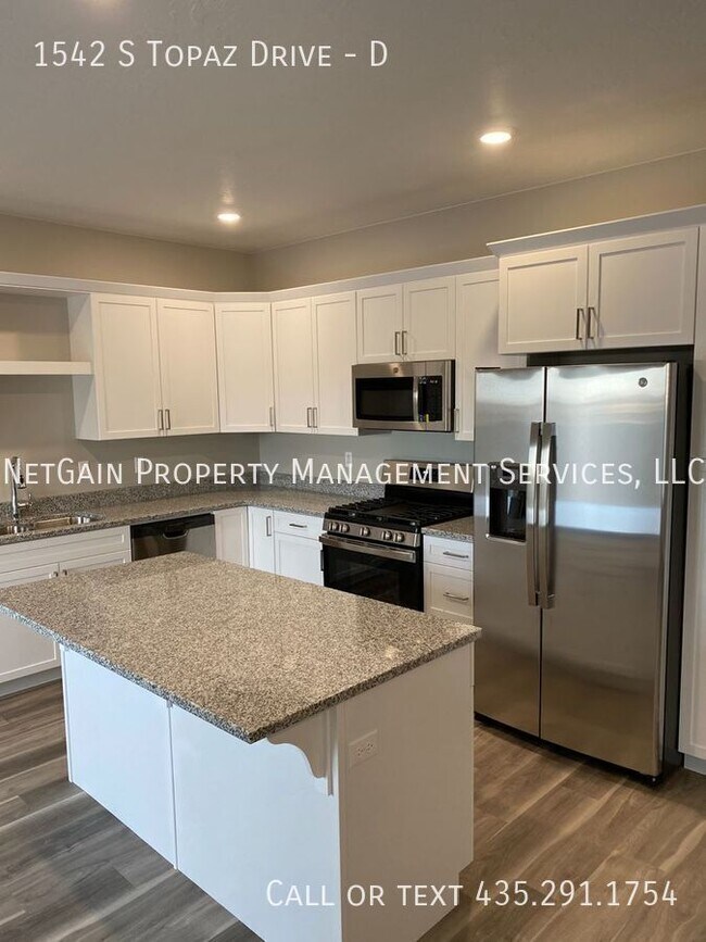 Building Photo - 1542 S W Topaz Dr