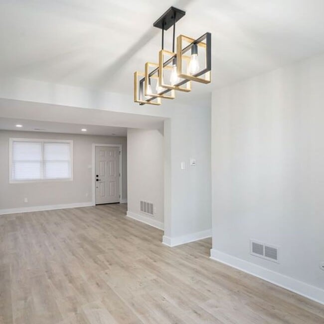 Building Photo - Beautifully updated 3 bedroom home in Ambl...