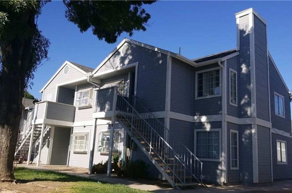 Foto principal - 2-Bed Gem with Fireplace, Patio & Pool Acc...