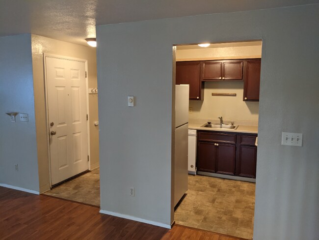 Building Photo - 204 S Cherry Dr