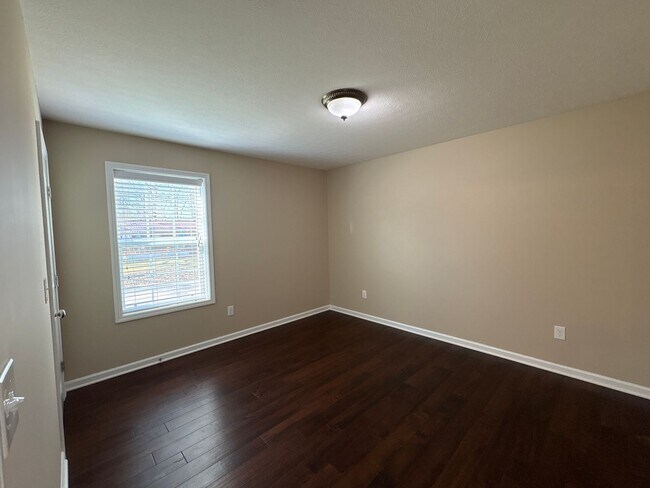 Building Photo - Adorable Home in Great Central Location in Tullahoma...