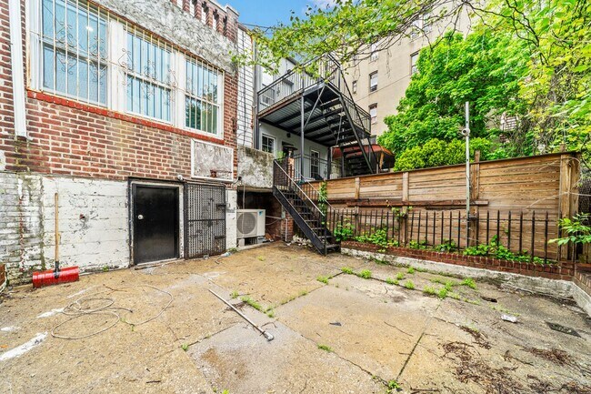 Building Photo - 2458 Lorillard Pl