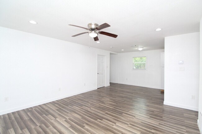 Building Photo - Renovated 4 bed 2 bath off Dogwood in Milton!